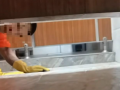 男清洁工趴地上女厕偷窥 女子吓得录视频报警【今日】