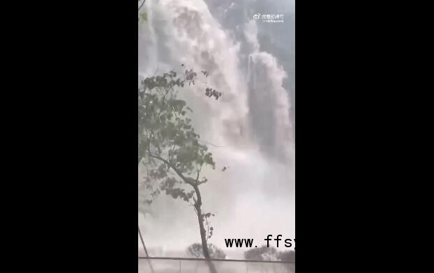 珠海暴雨 医院后山下出巨大瀑布