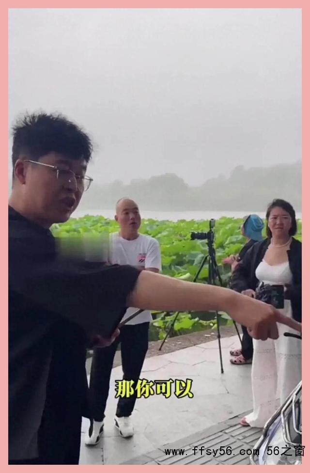 男子在西湖边人行道写生遭驱赶