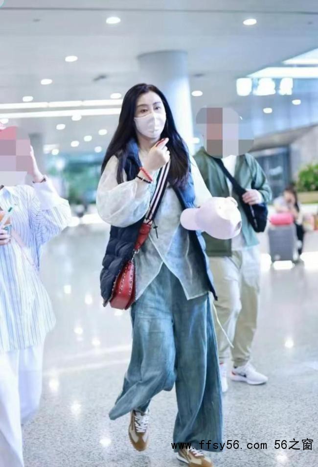 王祖贤现身上海 眉眼美丽气质优雅