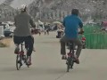 撒贝宁夫妇带儿女骑行 妻子白到发光 温馨家庭！