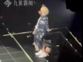 鹿晗演唱会差点摔下升降台 具体情况是怎么样？
