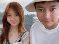 贾乃亮李小璐晒照为甜馨庆生，甜馨身穿淡蓝色碎花裙，长发披肩！