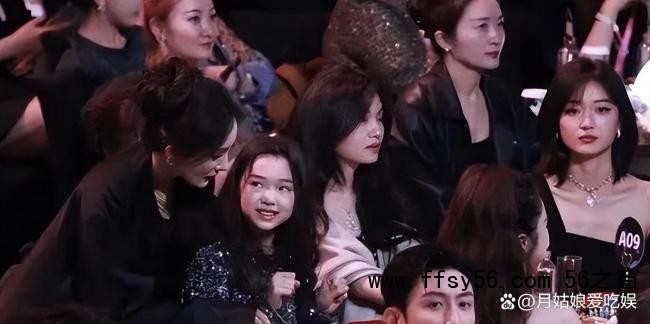 董璇晒小酒窝与白鹿自拍 温馨画面暖人心