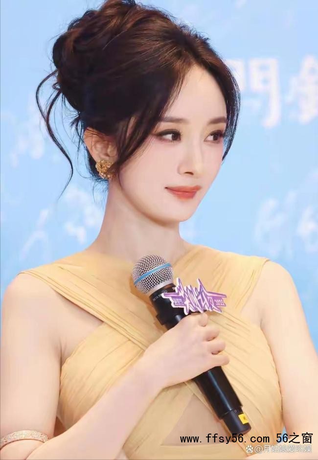 董璇晒小酒窝与白鹿自拍 温馨画面暖人心