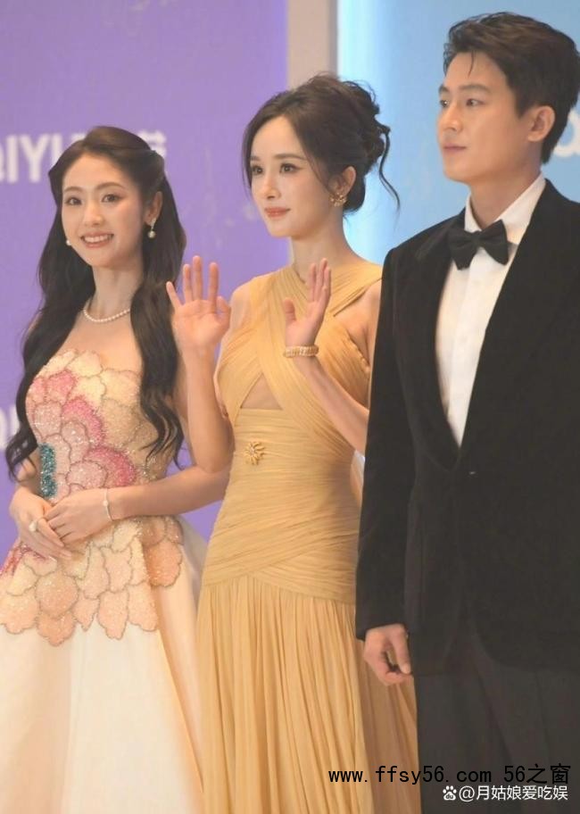 董璇晒小酒窝与白鹿自拍