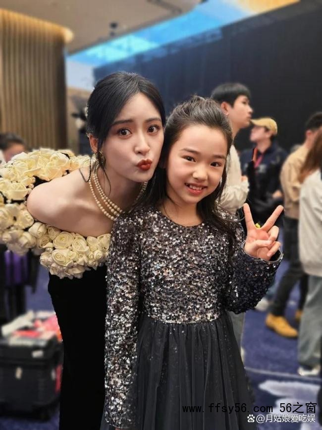 董璇晒小酒窝与白鹿自拍 温馨画面暖人心