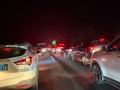 “大聪明”们半夜出发全堵高速上了，车主：到了后才发现第二天不堵车