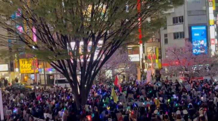 日本抗议者高喊中国对不起