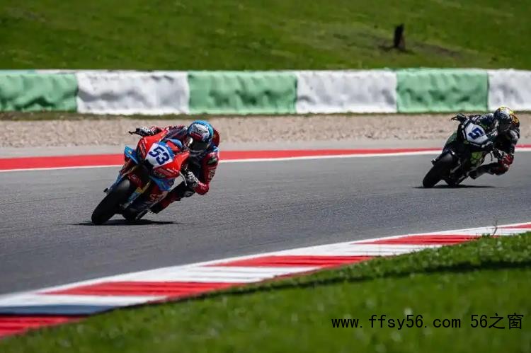 张雪爆火 这个男人是谁