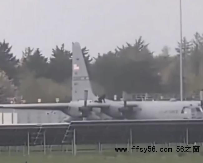 男子闯入爱尔兰机场砸坏美运输机