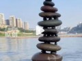 女生在江边搭石头塔垒到三十三层，女生在江边，把平凡日子过成了风景