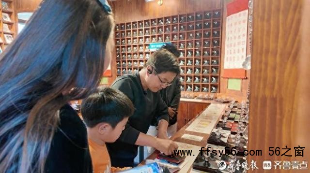 开小店的年轻人手握人才证做生意