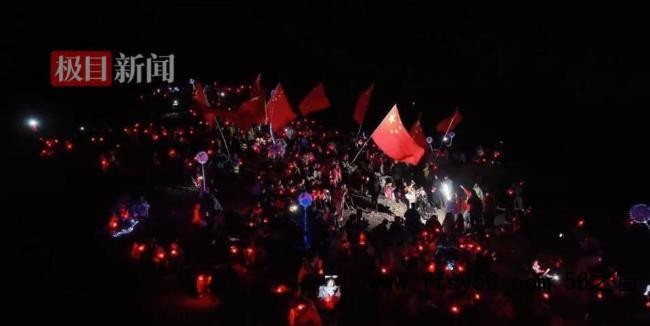 青年学子凌晨擎国旗上贺兰山滚钟口