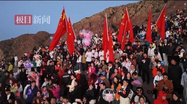 青年学子凌晨擎国旗上贺兰山滚钟口 共庆五四迎日出