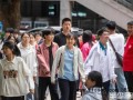 部分考生结束高考 家长温情相拥 首日考后温情一幕【今日】