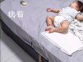 猫咪起跳发现床上有宝宝迅速转向，猫咪：踩谁都不能踩金主爸爸的心头肉！