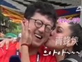 韩国男记者被墨西哥女球迷搂住强吻，世界杯如何成为全球文化交融的舞台