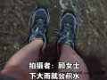 女子独自游览淹水古墓陪葬品漂到脚边，现实版盗墓笔记！