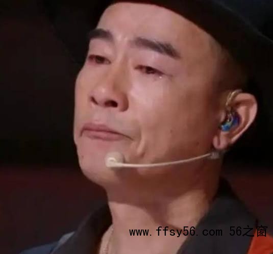 陈小春演唱会上边哭边道歉