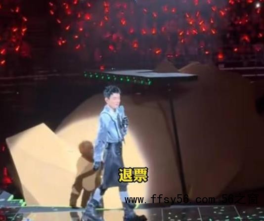 陈小春演唱会上边哭边道歉