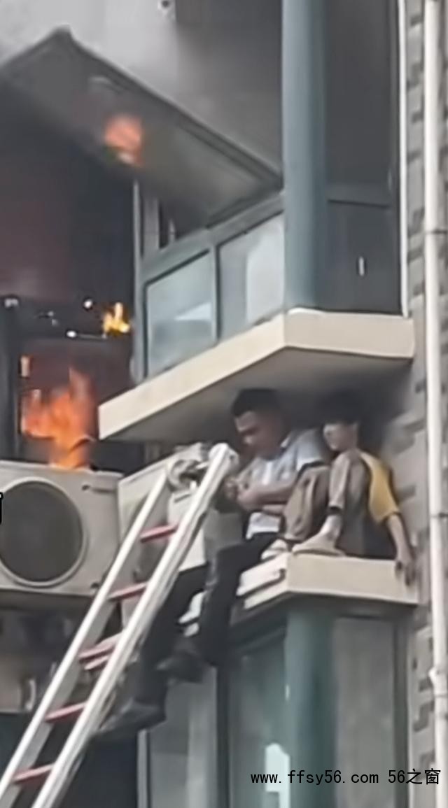 外国男子徒手爬上十楼救下两名孩童