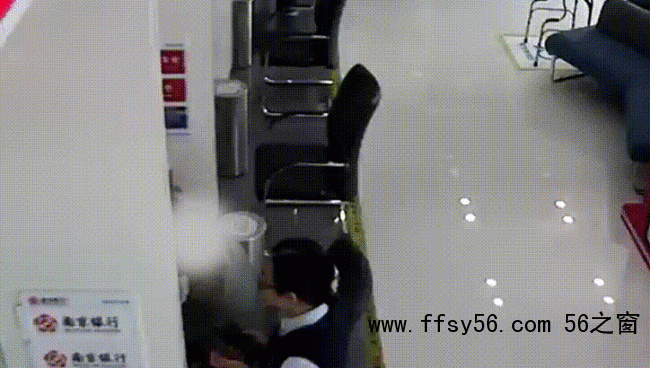 小哥送餐路上顺手帮警察抓个人 外卖骑手&ldquo;神之一挡&rdquo;