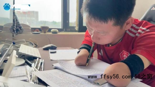 43岁无手考生拿到博士录取通知书 毅力书写奇迹