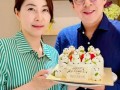 郭晶晶手捧蛋糕为霍启刚庆47岁生日，郭晶晶霍启刚把爱情过成了童话