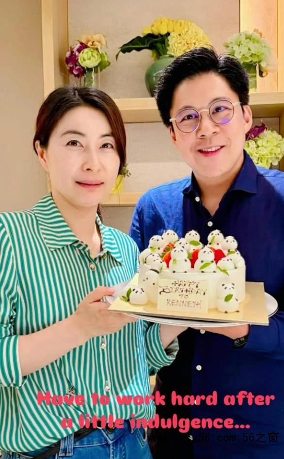 郭晶晶手捧蛋糕为霍启刚庆47岁生日