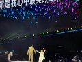 凤凰传奇成都演唱会秒变雨中蹦迪，《光芒》前奏一响，万人齐声合唱！