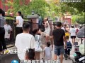 一年级家长年龄相差近30岁，有人陪娃写作业熬大夜，有人靠经验轻松应对