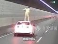 疯了？女子高速爬出副驾往路中间奋力一跳，视频太揪心