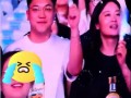 演唱会女生拒绝男友亲吻转头亲闺蜜，这画面引发网友热议