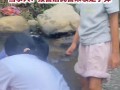 男子带着孩子在河里摸鱼摸出子弹 意外发现引关注【今日】