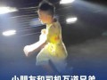 萌娃过马路对司机喊你先过好暖心 江湖式礼让温暖人心【今日】