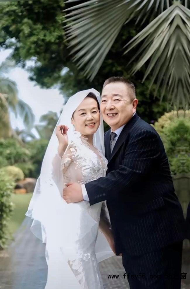 70岁董浩叔叔与妻子补拍婚纱照 迟来的爱与承诺