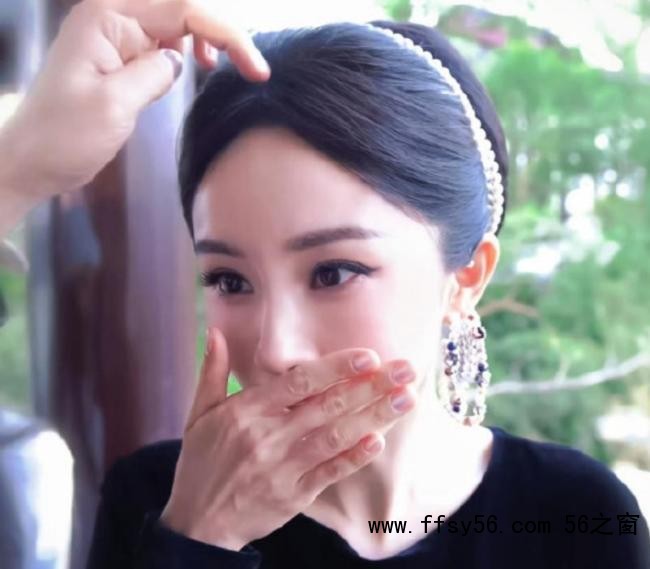 杨幂张小斐合影互推抢后排 真友情不争C位