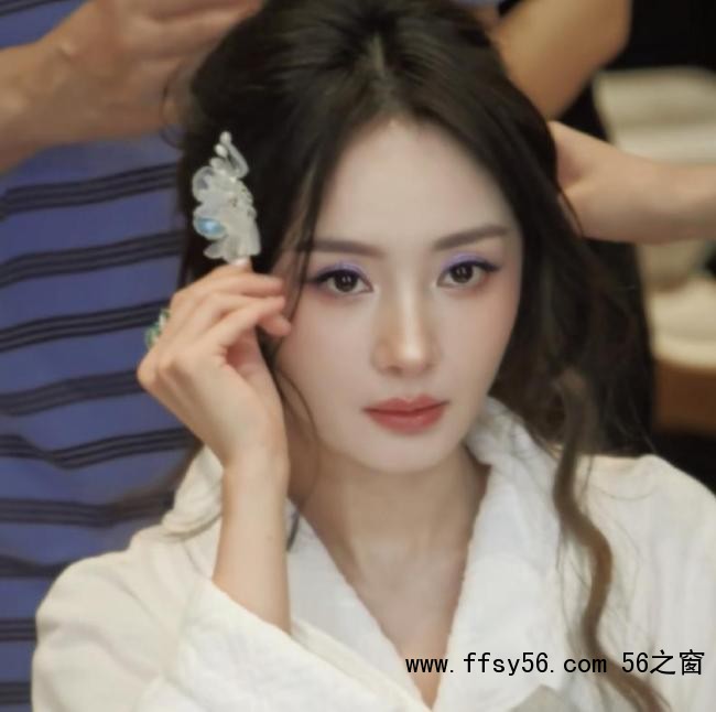 杨幂张小斐合影互推抢后排 真友情不争C位