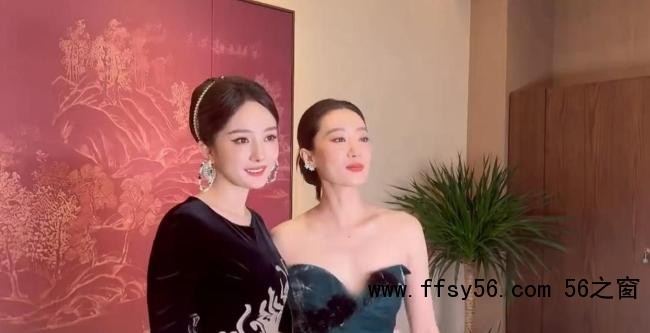 杨幂张小斐合影互推抢后排 真友情不争C位